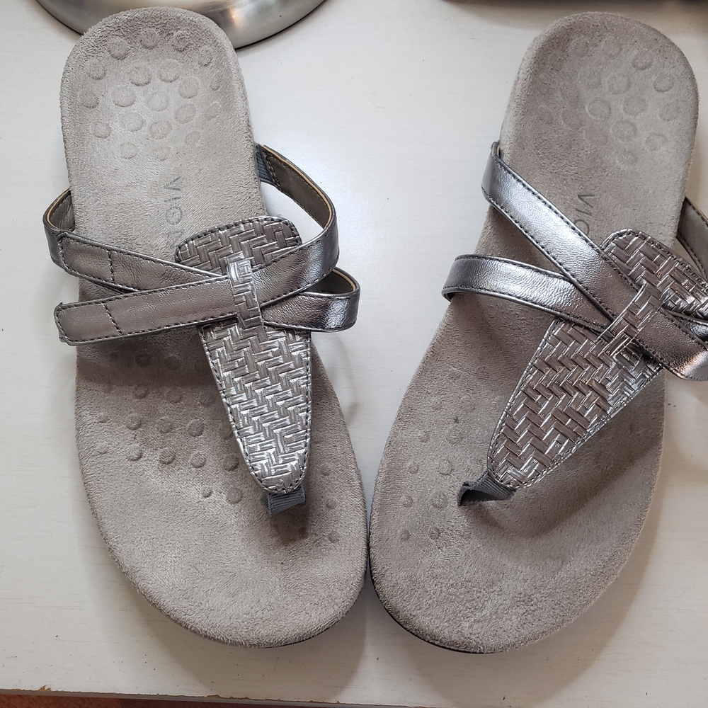 Vionic Silver Sandals with Comfort Footbed and Thong Design-Like NEW SIZE 9